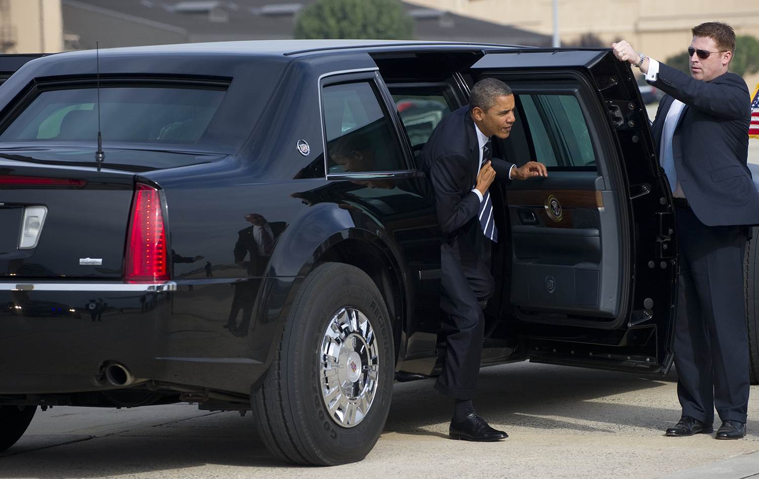 6c8145132-130703-obama-limo-834p.nbcnews-ux-2880-1000