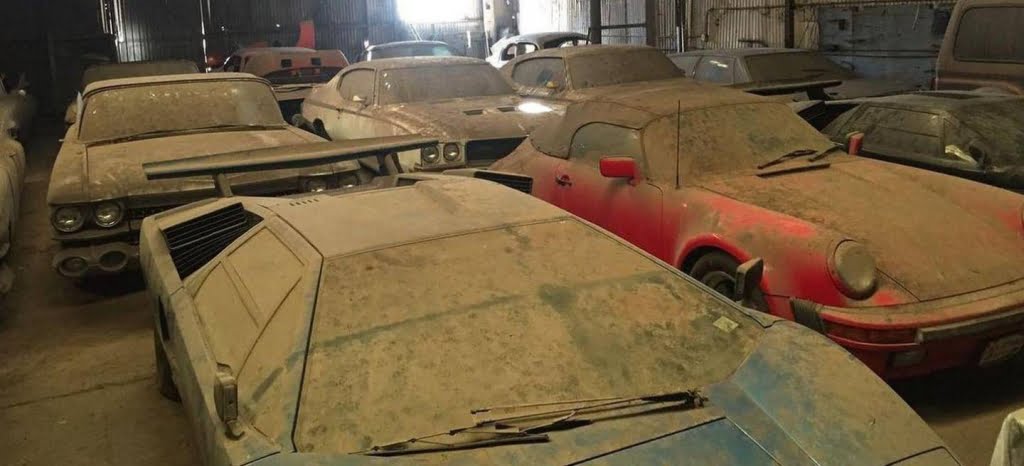 Entre as preciosidades encontradas, destacam-se notavelmente o Lamborghini Countach, o Porsche 911 Speedster e o Ferrari 400 / Foto reprodução / Vince Hernandez / Instagram