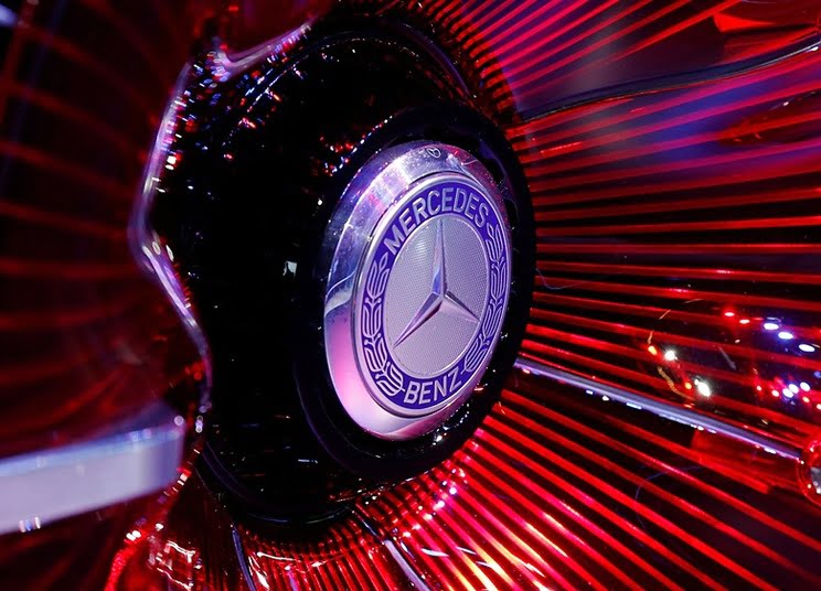 View of a Mercedes logo on a wheel at the Mondial de l'Automobile, Paris auto show, during media day in Paris, France, September 30, 2016.   REUTERS/Jacky Naegelen