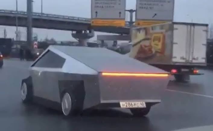 Já tem réplica idêntica do Cybertruck da Tesla circulando pela Rússia