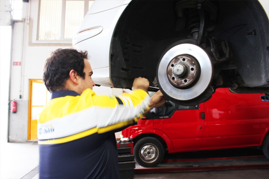 As pinças dos travões, juntamente com as pastilhas e os discos dos travões, são peças vitais do sistema de travões automóvel. 