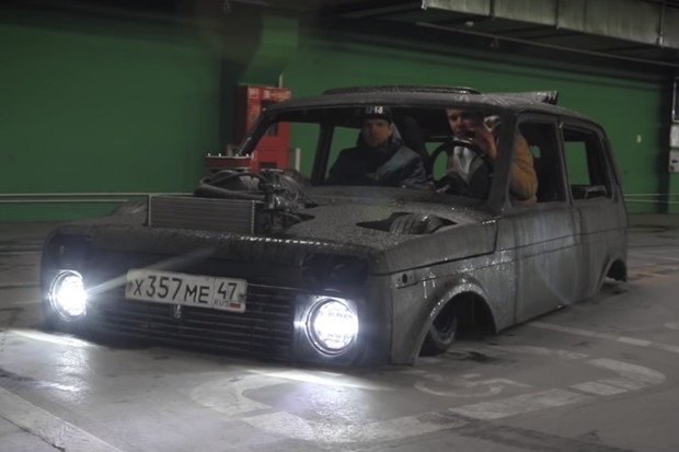 ACREDITE SE QUISER: ESSE CARRO NÃO ESTÁ ATRAVESSANDO O CHÃO (FOTO: REPRODUÇÃO/YOUTUBE)