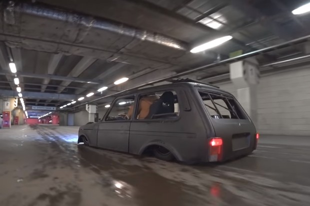 "VAMOS MUDAR DE CAMINHO PRA DESVIAR DAQUELA TAMPA DE GARRAFA" (FOTO: REPRODUÇÃO/YOUTUBE)
