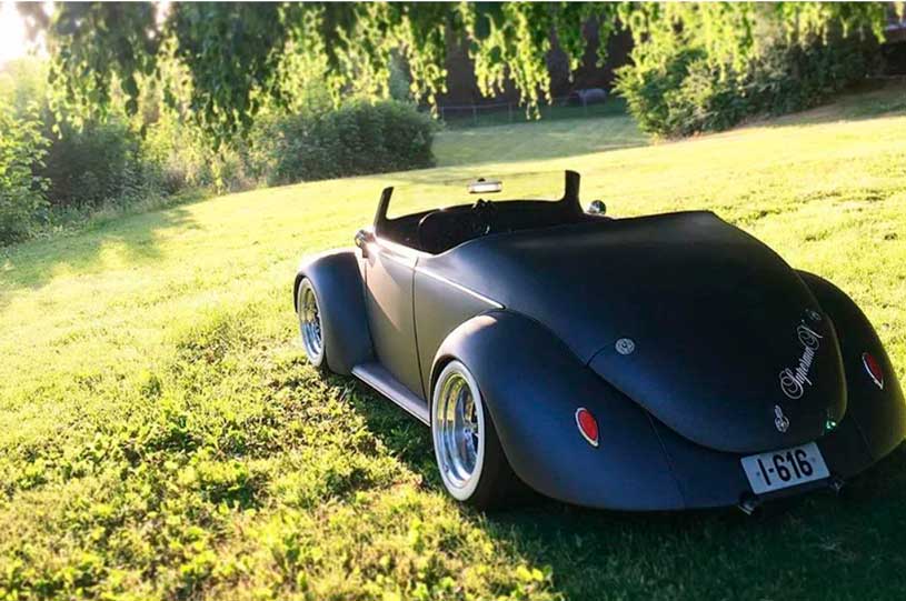 Volkswagen Fusca Deluxe de 1961 roadster preto fosco / Foto reprodução / Danni Koldal