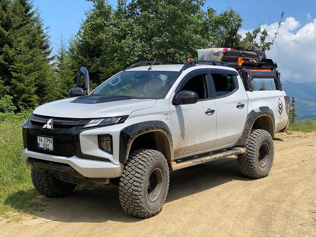 A América tem a Ranger, mas na Europa, outros fabricantes oferecem uma variedade de picapes compactas bastante semelhantes. O Mitsubishi L200 Triton é talvez o mais novo e mais interessante.