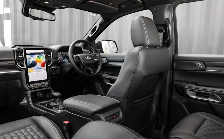 O interior do Ford Everest vem com uma central multimídia de tela de 10,1 polegadas