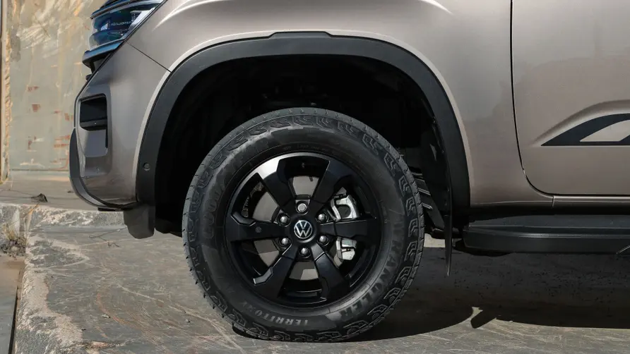 Enquanto a nova geração da Ford Ranger optou por um painel vertical em vez de um semelhante aos de carros de passeio, a Amarok evoluiu em termos de acabamento de alta qualidade, algo que não se via em um Volkswagen há muito tempo.
