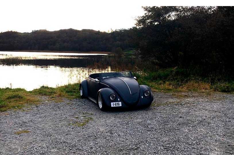 Volkswagen Fusca Deluxe de 1961 roadster preto fosco / Foto reprodução / Danni Koldal