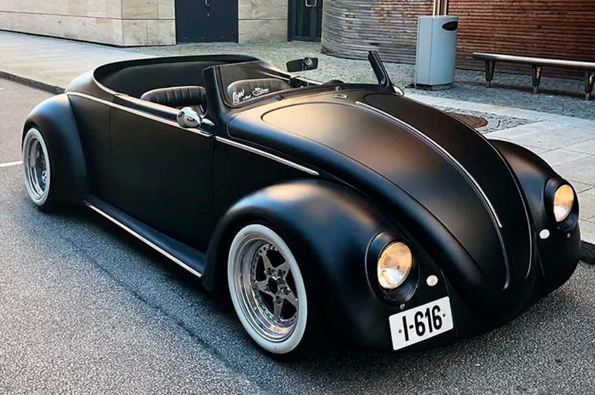 Volkswagen Fusca Deluxe de 1961 roadster preto fosco / Foto reprodução / Danni Koldal