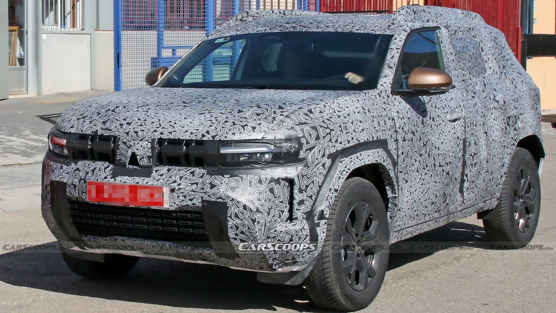 Terceira Geração do Renault Duster foi vista de forma camuflada / Foto: CarsCoops