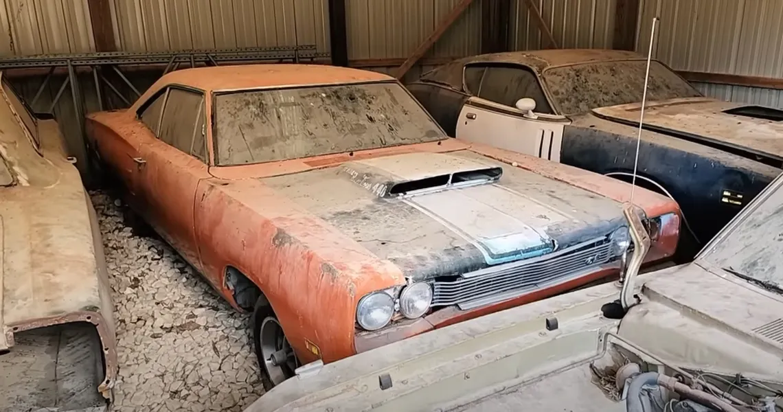 Dodges da década de 1960, incluindo um raríssimo Dodge 1969 A12 Super Bee são encontrados em celeiro / Foto reprodução: Youtube / Auto Archaeology