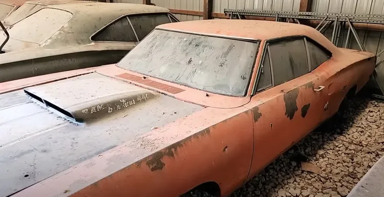 Dodges da década de 1960, incluindo um raríssimo Dodge 1969 A12 Super Bee são encontrados em celeiro / Foto reprodução: Youtube / Auto Archaeology