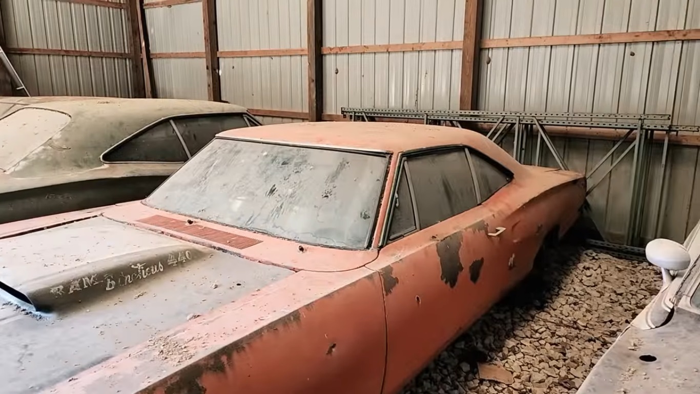 Dodges da década de 1960, incluindo um raríssimo Dodge 1969 A12 Super Bee são encontrados em celeiro / Foto reprodução: Youtube / Auto Archaeology