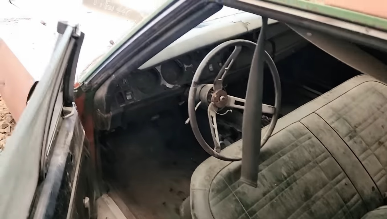 Dodges da década de 1960, incluindo um raríssimo Dodge 1969 A12 Super Bee são encontrados em celeiro / Foto reprodução: Youtube / Auto Archaeology