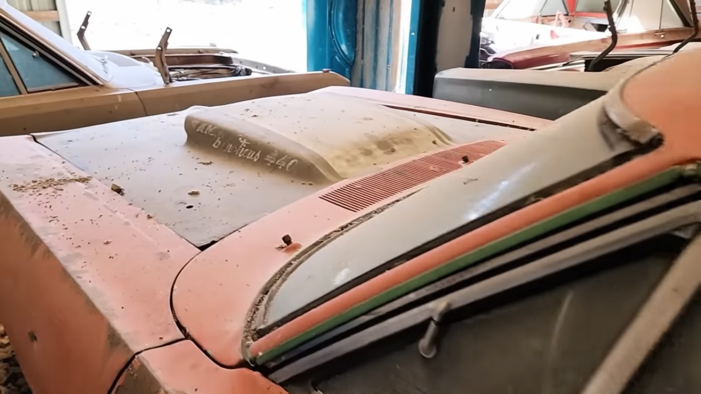 Dodges da década de 1960, incluindo um raríssimo Dodge 1969 A12 Super Bee são encontrados em celeiro / Foto reprodução: Youtube / Auto Archaeology