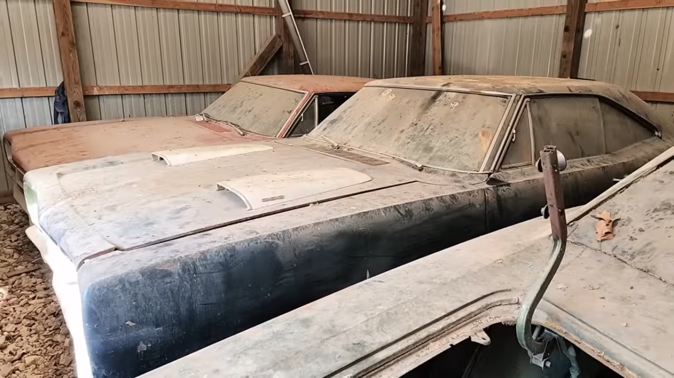 Dodges da década de 1960, incluindo um raríssimo Dodge 1969 A12 Super Bee são encontrados em celeiro / Foto reprodução: Youtube / Auto Archaeology