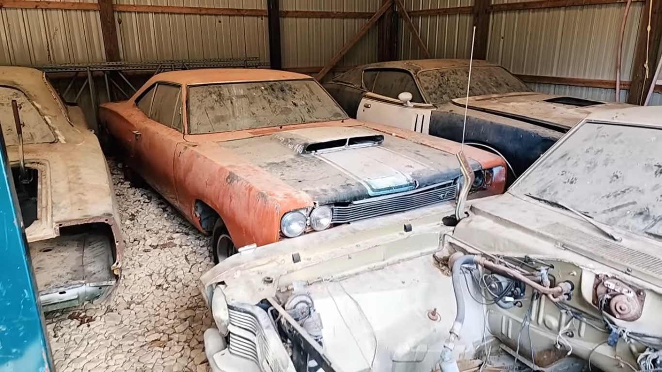 Dodges da década de 1960, incluindo um raríssimo Dodge 1969 A12 Super Bee são encontrados em celeiro / Foto reprodução: Youtube / Auto Archaeology
