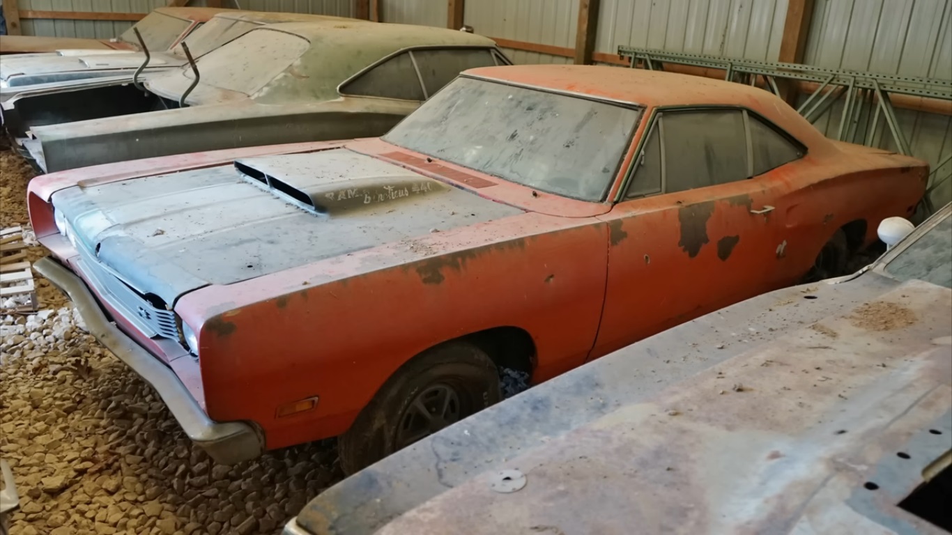 Dodges da década de 1960, incluindo um raríssimo Dodge 1969 A12 Super Bee são encontrados em celeiro / Foto reprodução: Youtube / Auto Archaeology