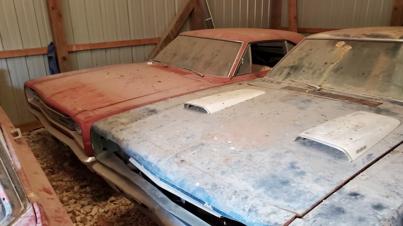 Dodges da década de 1960, incluindo um raríssimo Dodge 1969 A12 Super Bee são encontrados em celeiro / Foto reprodução: Youtube / Auto Archaeology