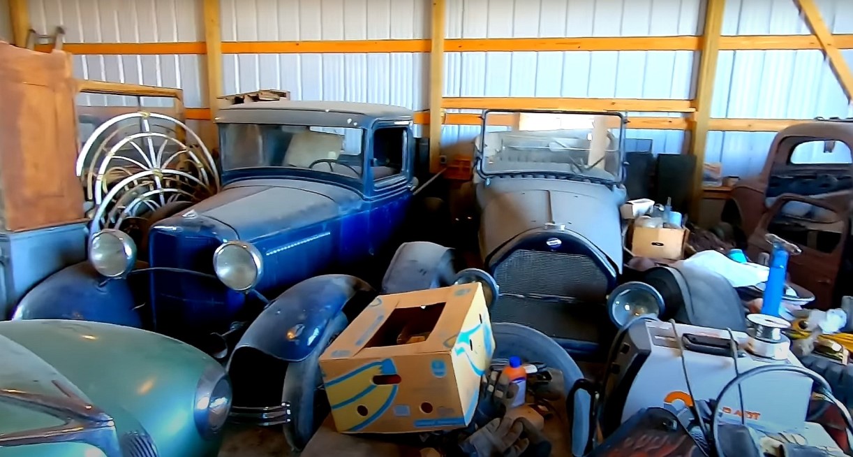 Dezenas de Carros Clássicos Antigos foram encontrados em armazém / Foto: IowaClassicCars / YouTube