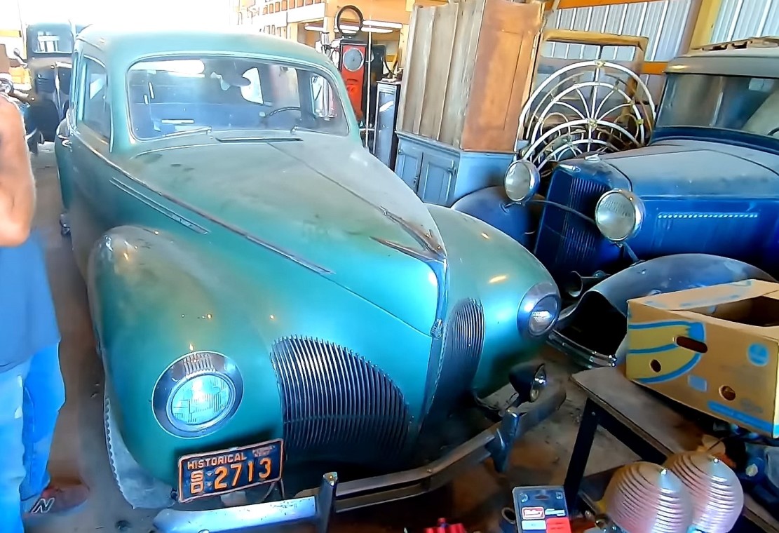 Dezenas de Carros Clássicos Antigos foram encontrados em armazém / Foto: IowaClassicCars / YouTube