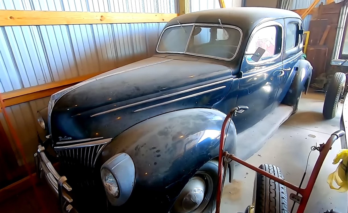 Dezenas de Carros Clássicos Antigos foram encontrados em armazém / Foto: IowaClassicCars / YouTube
