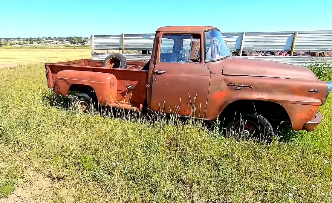 Dezenas de Carros Clássicos Antigos foram encontrados em armazém / Foto: IowaClassicCars / YouTube