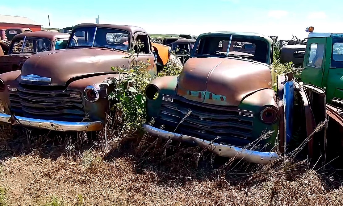 Dezenas de Carros Clássicos Antigos foram encontrados em armazém / Foto: IowaClassicCars / YouTube