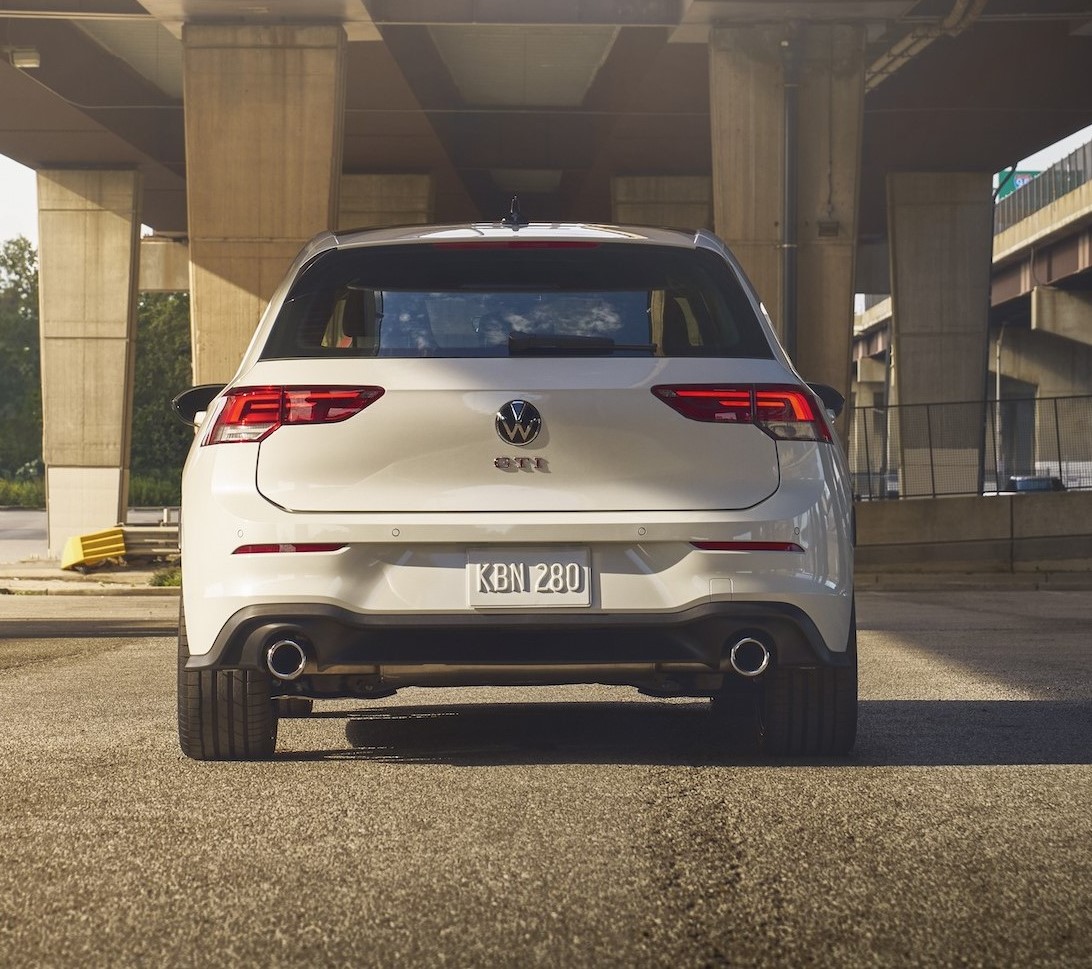 VW GTi 2024 com transmissão manual / Foto reprodução / Volkswagen