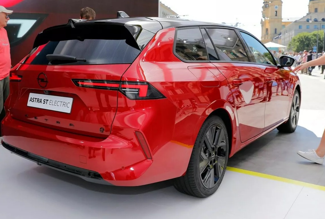 Opel Astra Sports Tourer Electric / Foto: Baldauf / ten Brink / Carscoops