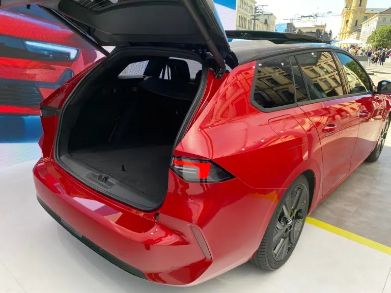 Astra Sports Tourer Electric / Foto reprodução / Opel / MotorOnline