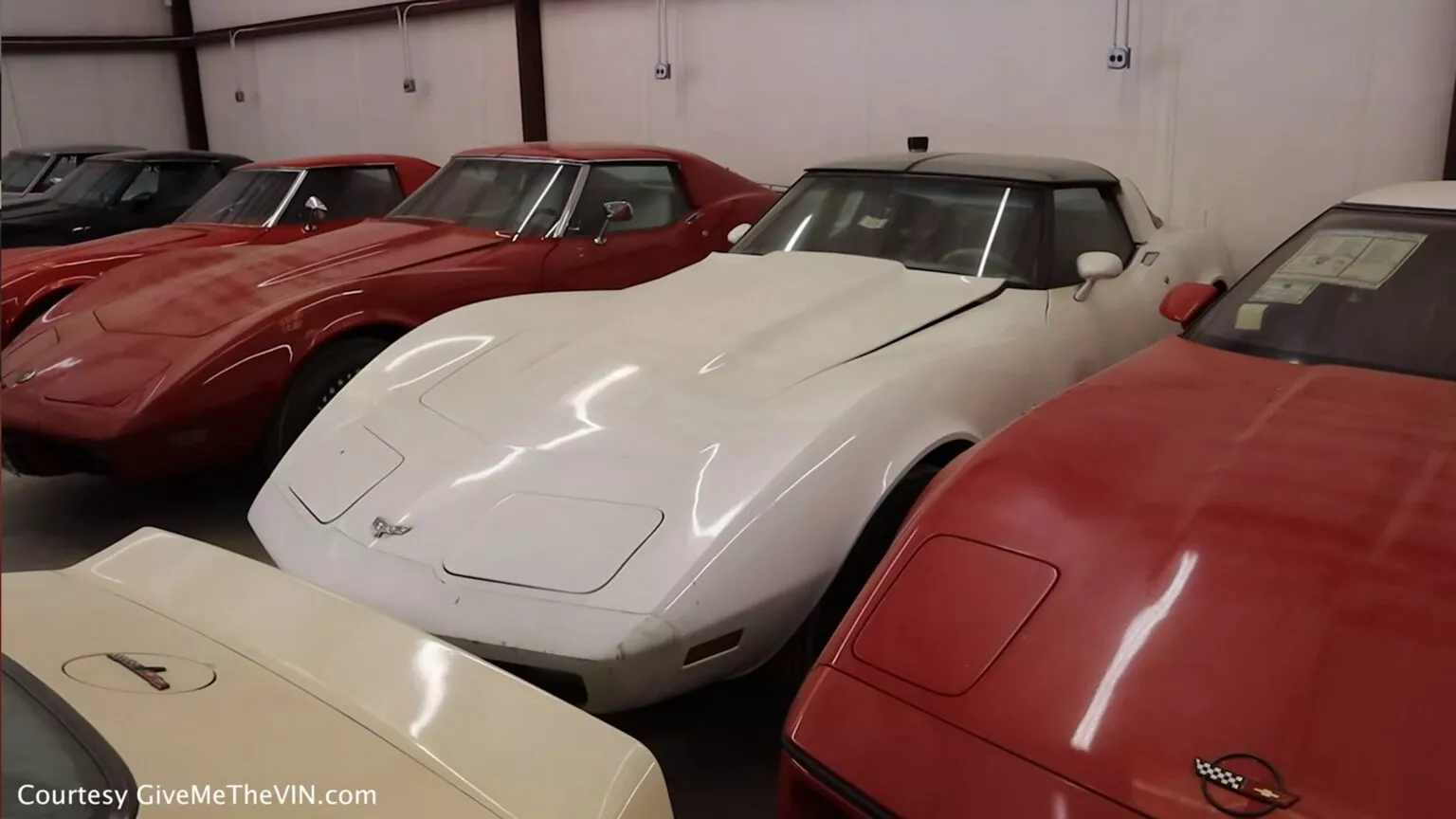 Mais de 20 carros clássicos de colecionador são encontrados em celeiro abandonado nos Estados Unidos — Foto: Reprodução