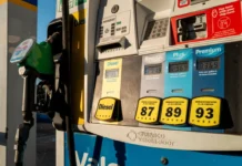 Gasolina abaixo de US$ 3 surpreende consumidores nos EUA: Saiba por que a queda no preço está surpreendendo