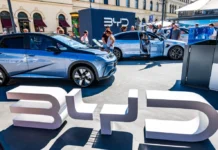 China acelera eletrificação em novembro de 2025: BYD lidera com 480 mil vendas enquanto Geely e startups ganham terreno