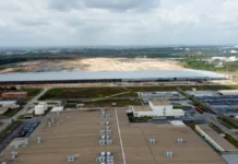 BYD acelera planos na Europa: Fábrica na Hungria recebe equipamentos e inicia produção de carros elétricos em 2026