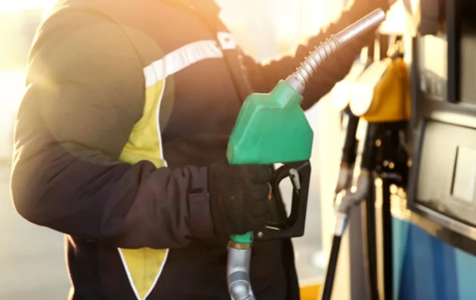 Prepare o bolso: Gasolina e Gás de Cozinha vão subir em janeiro de 2026; entenda novo ICMS