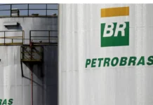 Gasolina não baixa o preço: queda do petróleo não chega às bombas por proteção da Petrobras