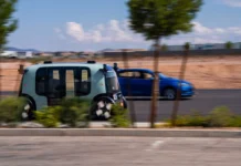 Amazon faz recall de robôs-táxi após 63 incidentes preocupantes de invasão de pista em cidades dos EUA