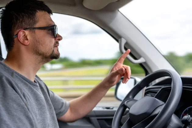 Quando é vantajoso trocar a CLT por ser motorista de app? Custos, lucros e liberdade em 2026